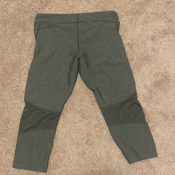 Under Armour Cropped Leggings - Picture 2 of 4